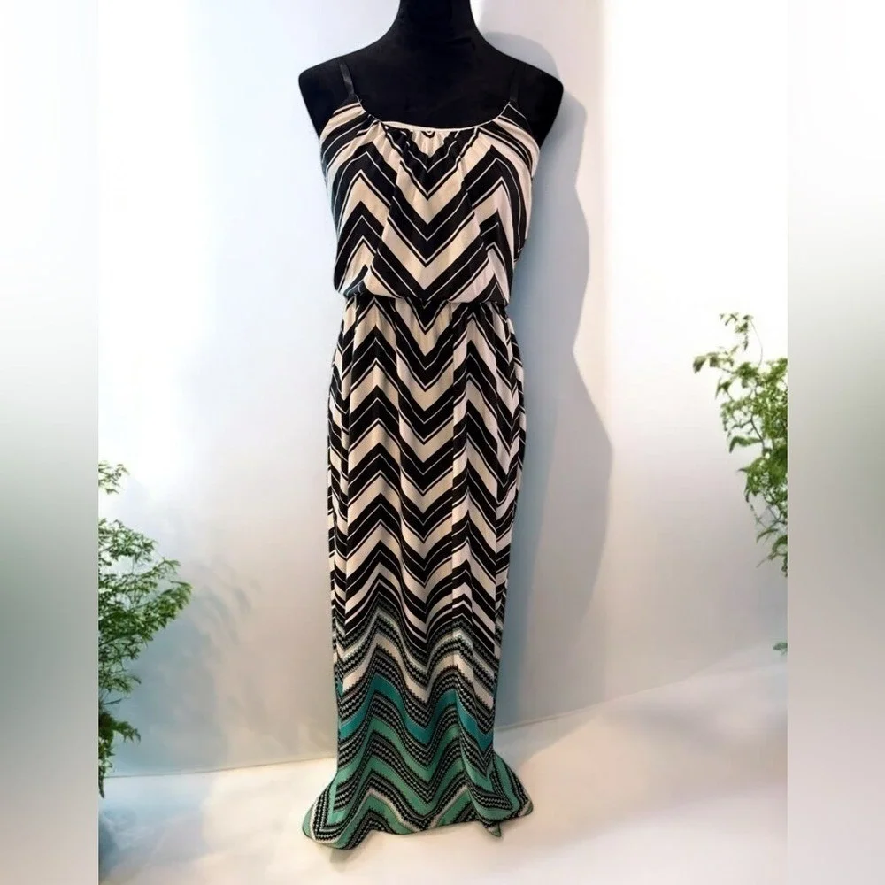 Maxi dress white and black‎ with some green at the bottom size s by bailey blue